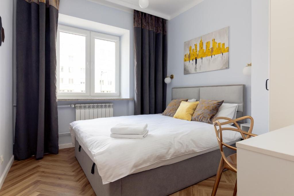 A bed or beds in a room at Metro Politechnika Cosy Apartment