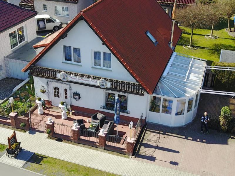 eine Luftansicht eines Hauses mit einer Terrasse in der Unterkunft Hotel Falkenseer Hof in Falkensee