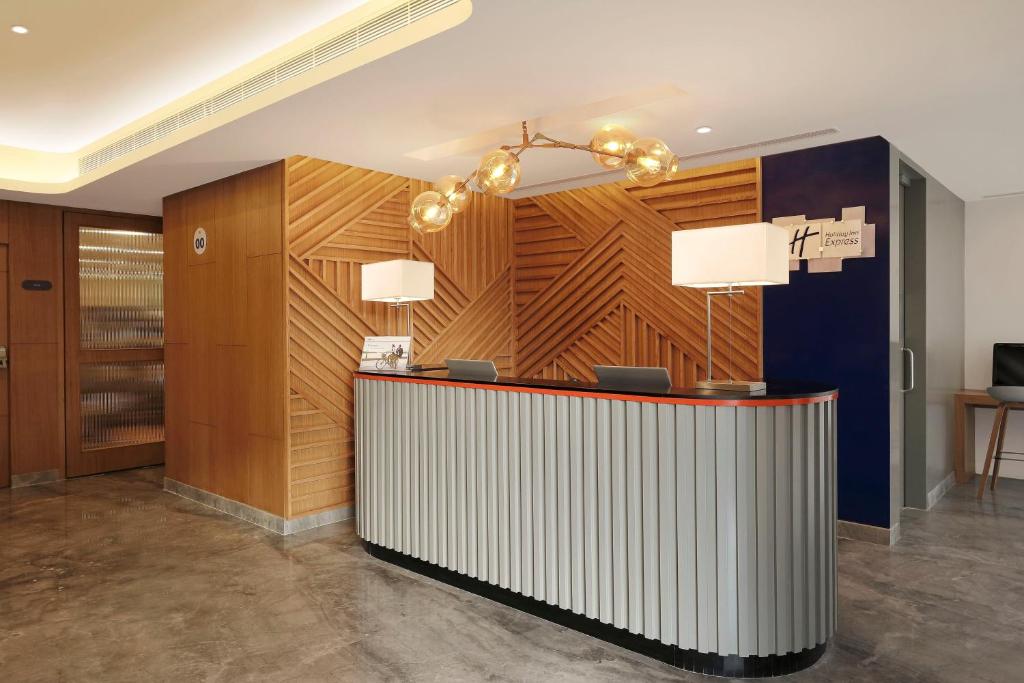 Vstupní hala nebo recepce v ubytování Holiday Inn Express Ahmedabad Prahlad Nagar by IHG