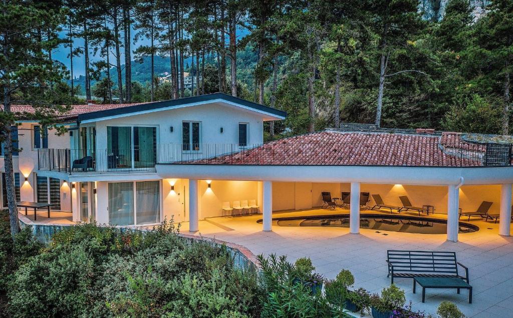 una casa con un gran patio frente a ella en Villa Abetaia With Pool, en Tremosine Sul Garda