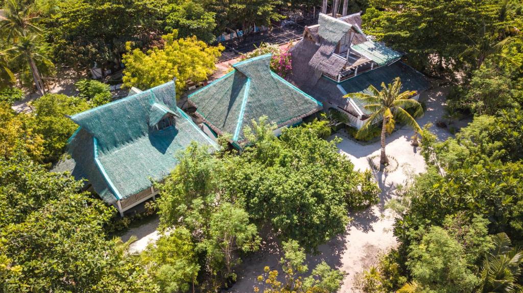 una vista aérea de una casa con techo verde en AABANA Beach & Watersport Resort en Malapascua Island