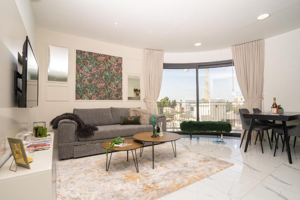 un soggiorno con un divano e un tavolo di HolySuite Even Israel a Gerusalemme