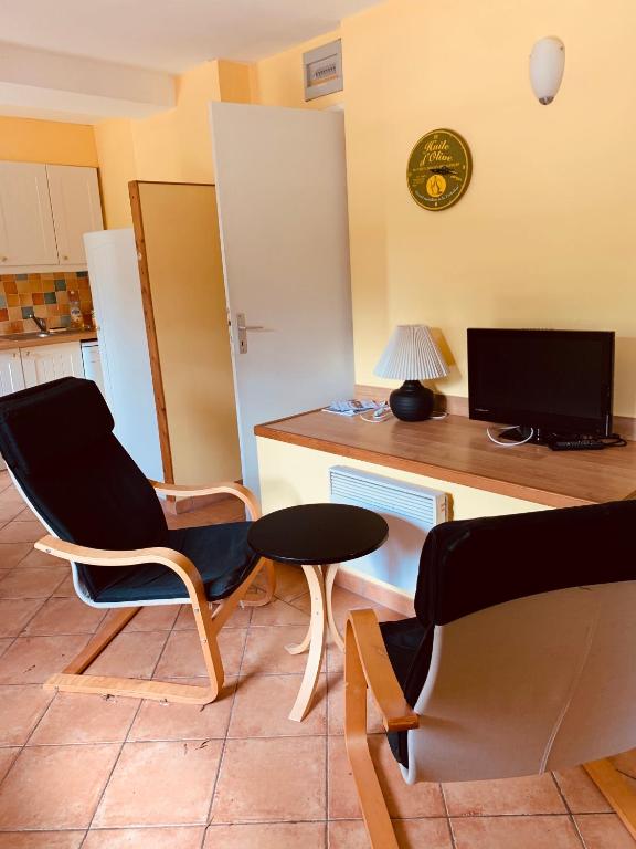TV a/nebo společenská místnost v ubytování LA BASTIDE DU GINESTE - Olives