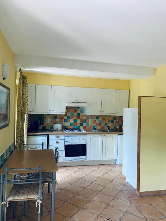 Kuchyň nebo kuchyňský kout v ubytování LA BASTIDE DU GINESTE - Olives