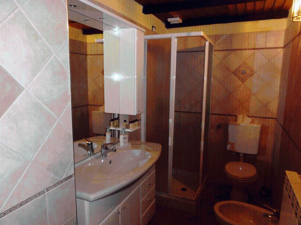 A bathroom at La Locanda Dei Cartunè