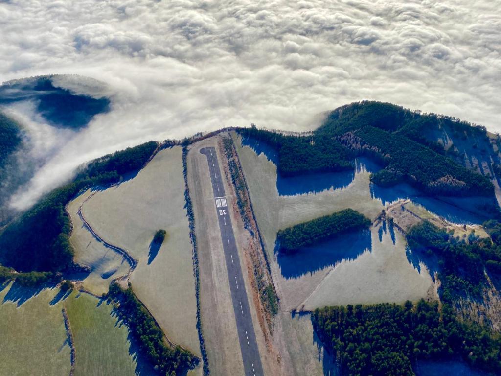 uma vista aérea de uma estrada no meio de um campo em Ecole de pilotage ULM LOZERE em Mende