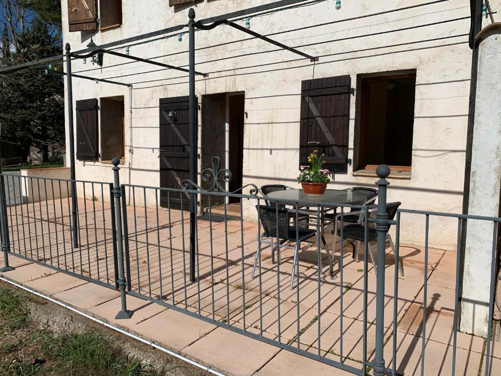 Balkón nebo terasa v ubytování LA BASTIDE DU GINESTE - Olives