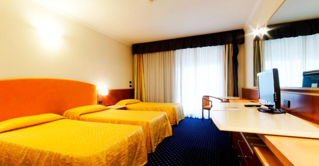 A television and/or entertainment centre at Eurocongressi Hotel