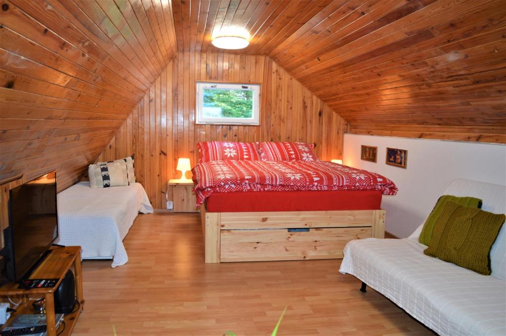 מיטה או מיטות בחדר ב-Dobra Chata V Dobre
