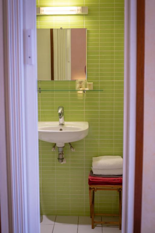 A bathroom at HotelLe MaraisCaillebotte