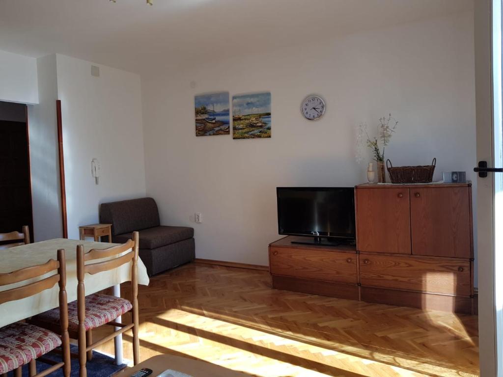 Televízia a/alebo spoločenská miestnosť v ubytovaní Apartments Ivana Diklo