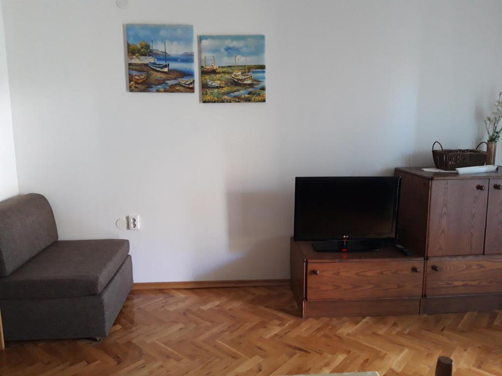 Televízia a/alebo spoločenská miestnosť v ubytovaní Apartments Ivana Diklo