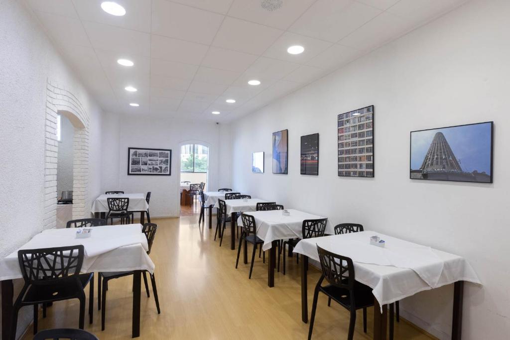 TV a/nebo společenská místnost v ubytování Hotel Rojas All Suite