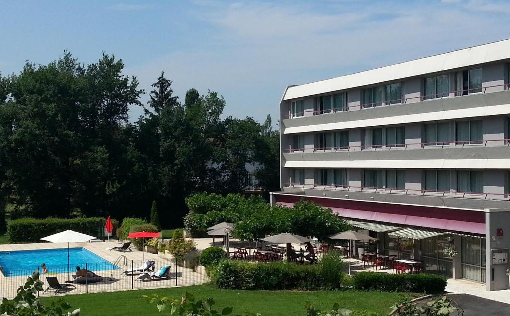 Bazén v ubytování Mercure Brive nebo v jeho okolí