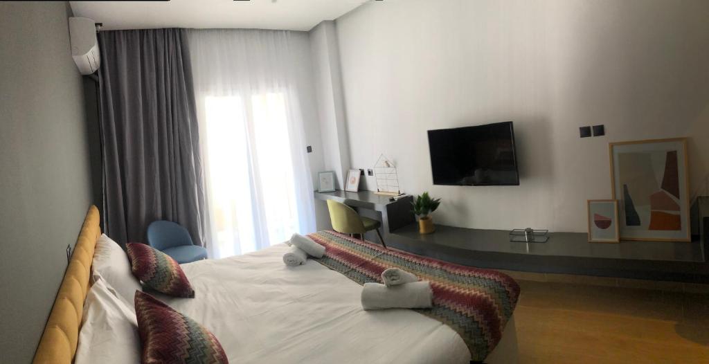 TV a/nebo společenská místnost v ubytování Metropolitan Complex Suite Faliro