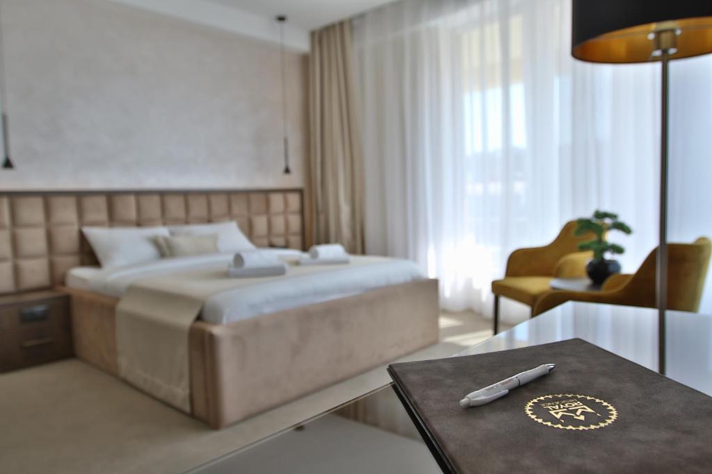 Ένα ή περισσότερα κρεβάτια σε δωμάτιο στο Royal Residence