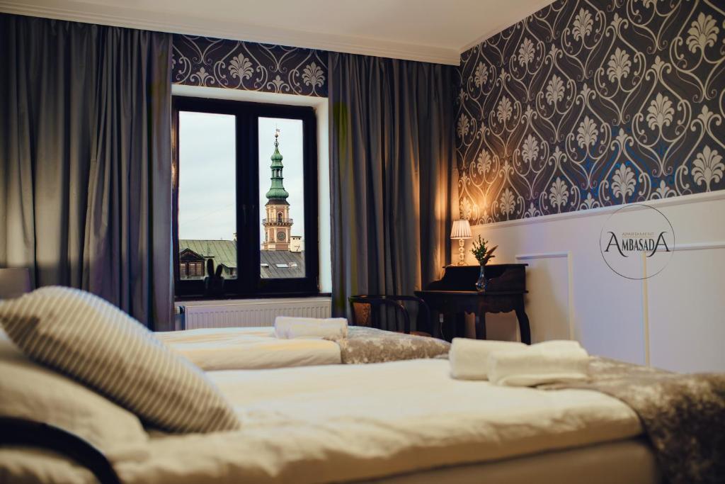 pokój hotelowy z 2 łóżkami i oknem w obiekcie Apartament Ambasada w mieście Zamość