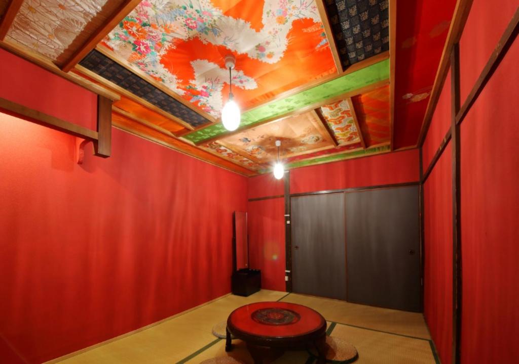 una camera con pareti rosse e un soffitto con un tavolo di Kyoto - House / Vacation STAY 80314 a Kyoto