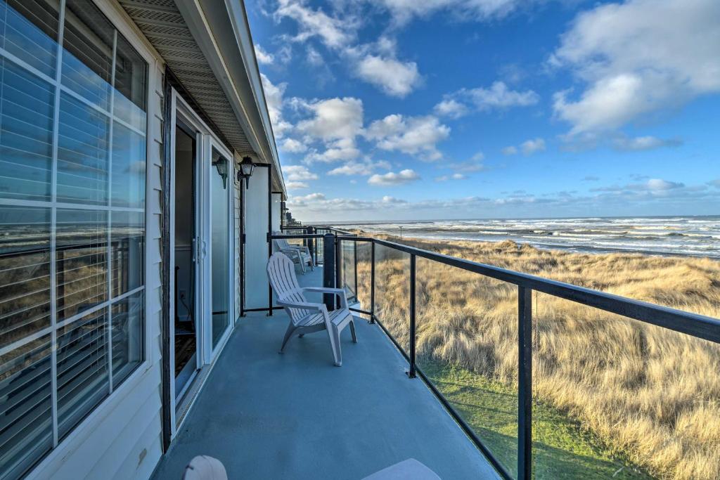 Eagles View Condo in Ocean Shores with 3 Balconies في أوشن شورز: شرفة مع كرسي والمحيط