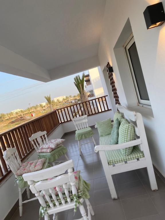 Balkón nebo terasa v ubytování Almaza bay Beach Town Chalet