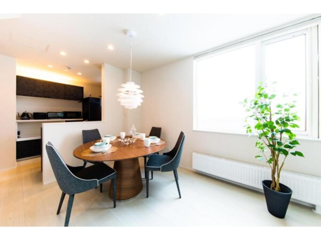 uma sala de jantar com mesa e cadeiras em Terrace Toyohira / Vacation STAY 81233 em Sapporo