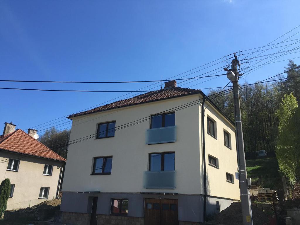 ルハチョヴィツェにあるUbytování v soukromí Lužnéの青窓と柱のある白い建物