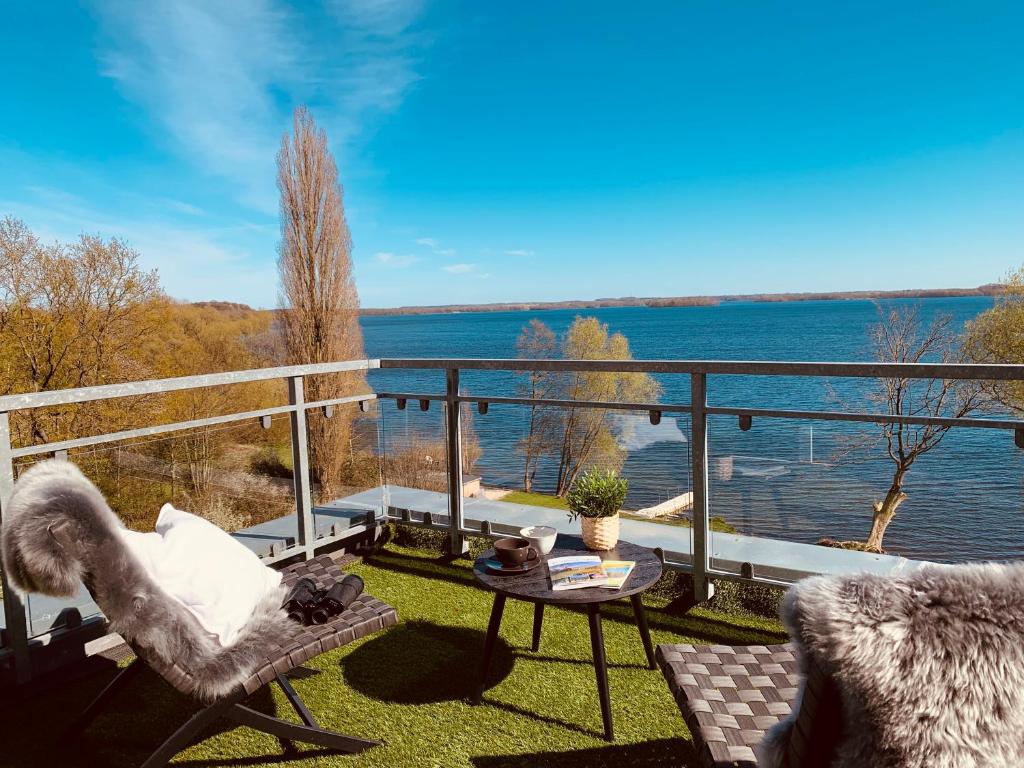 - un balcon avec vue sur l'eau dans l'établissement Penthouse-Suite am Plöner See, à Ascheberg