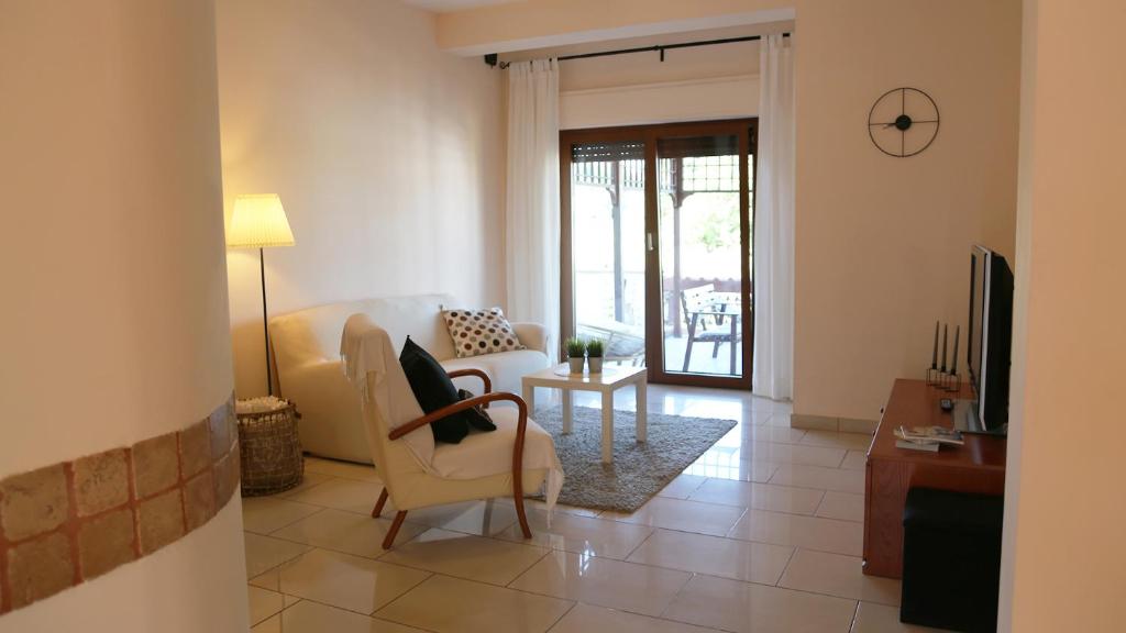 ein Wohnzimmer mit einem Sofa und einem Tisch in der Unterkunft Soada in Cappelle sul Tavo