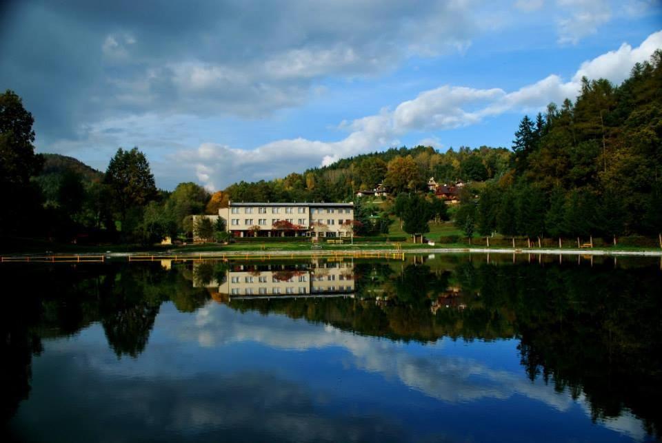 Reflexion eines Gebäudes in einem Wasserkörper in der Unterkunft Vlčí důl Bludov in Bludov