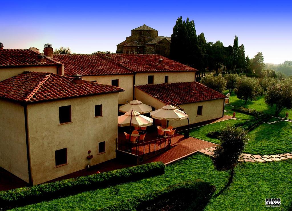 una vista aérea de una casa con sombrillas en Sovana Hotel & Resort, en Sovana