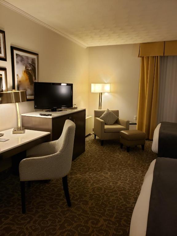 TV a/nebo společenská místnost v ubytování Radisson Lackawanna Station Hotel Scranton
