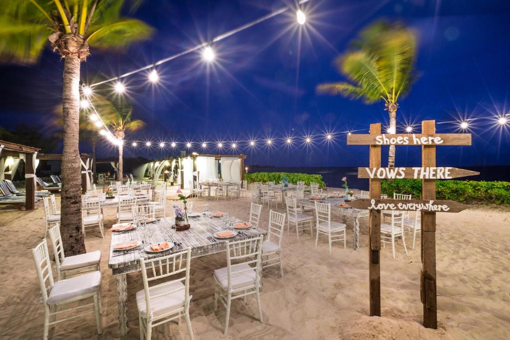 una recepción de bodas en la playa por la noche en BlueBay Grand Esmeralda-All Inclusive, en Playa del Carmen