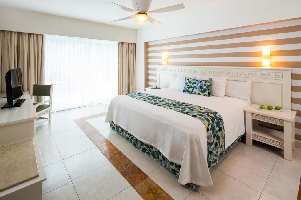 Cama o camas de una habitación en BlueBay Grand Esmeralda-All Inclusive