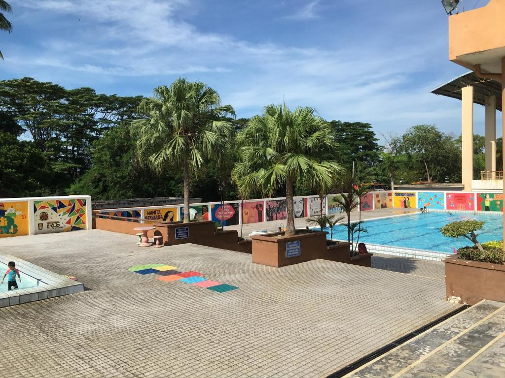 una grande piscina con ampia piscina di D'Ashikin Village Stay a Seremban