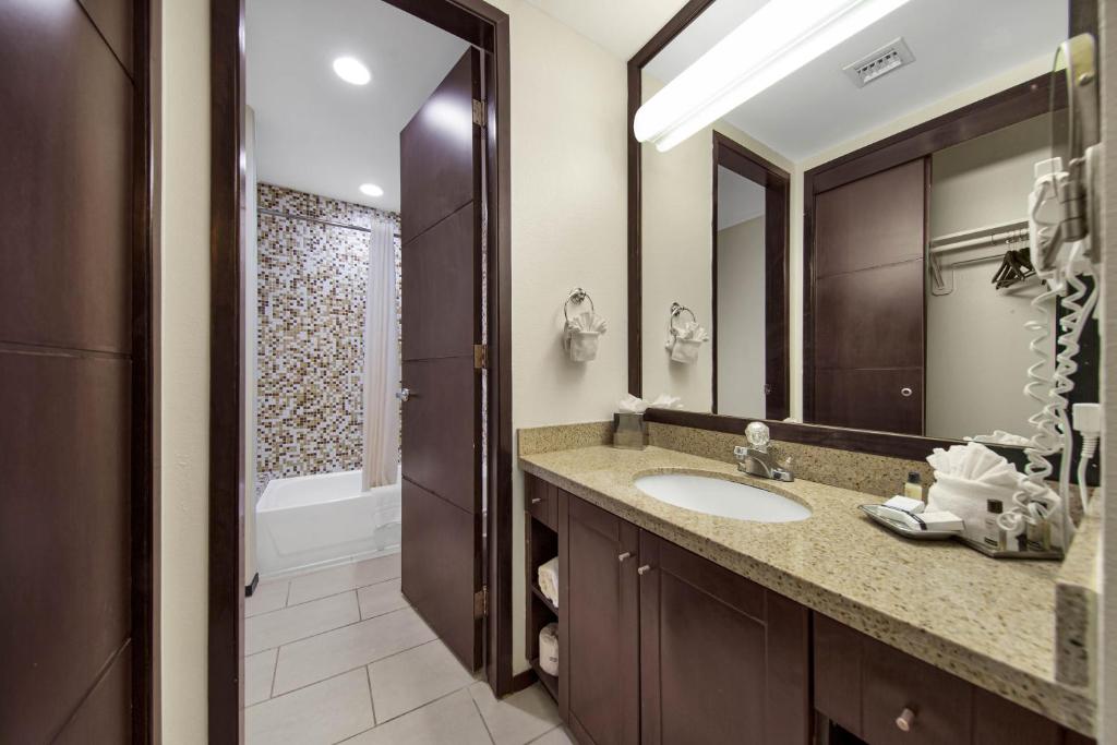 Peninsula Island Resort & Spa - Beachfront Property at South Padre Island - Deluxe Studio