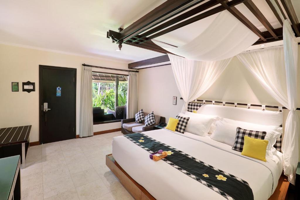 Postel nebo postele na pokoji v ubytování Legian Beach Hotel