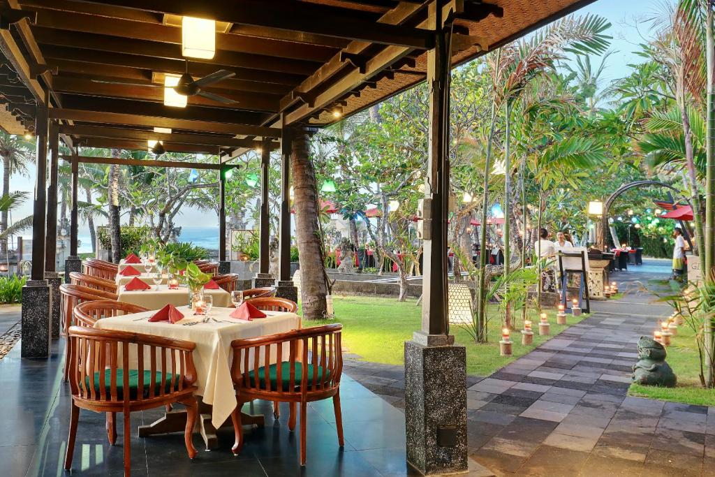 Restaurace v ubytování Legian Beach Hotel
