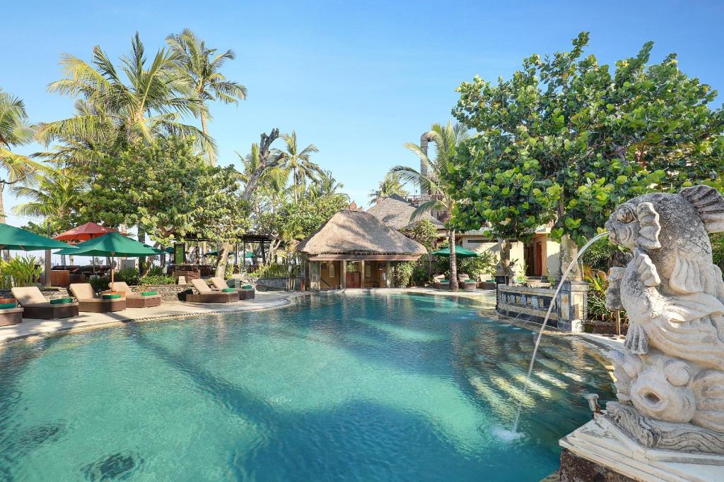 Bazén v ubytování Legian Beach Hotel nebo v jeho okolí