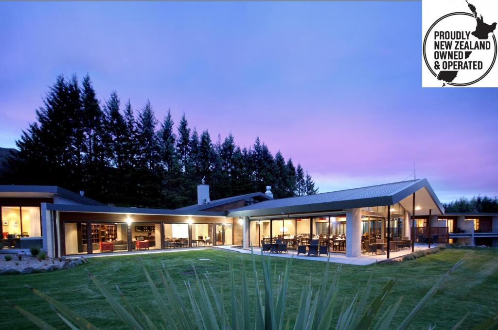 una casa grande con muchas ventanas por la noche en Braemar Lodge And Spa, en Hanmer Springs