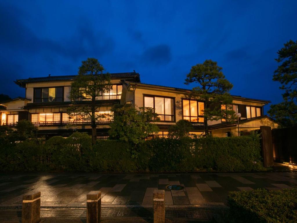 una vista exterior de una casa por la noche en Shinpuro, en Miyazu
