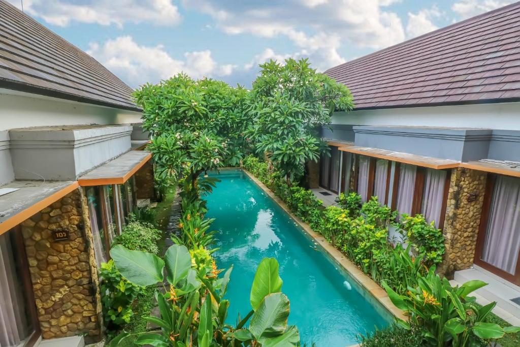 Výhled na bazén z ubytování OYO 2316 The Light Bali Villas nebo okolí