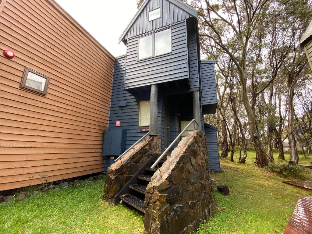 une petite maison posée au sommet d'un immeuble dans l'établissement Ropers, à Dinner Plain