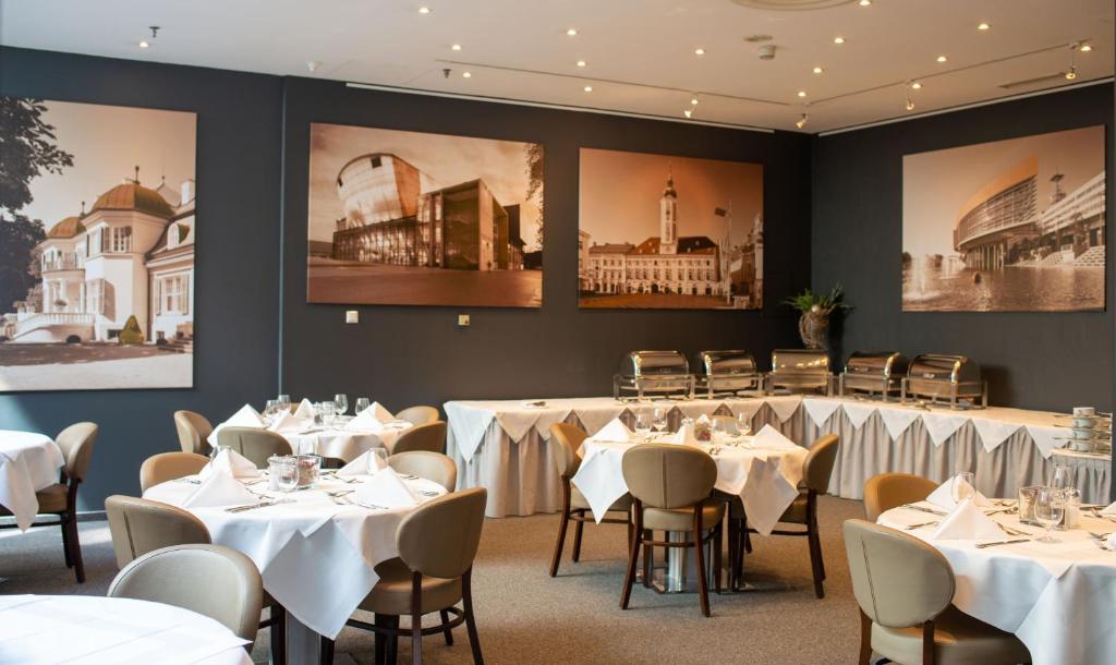 Reštaurácia alebo iné gastronomické zariadenie v ubytovaní Hotel Metropol