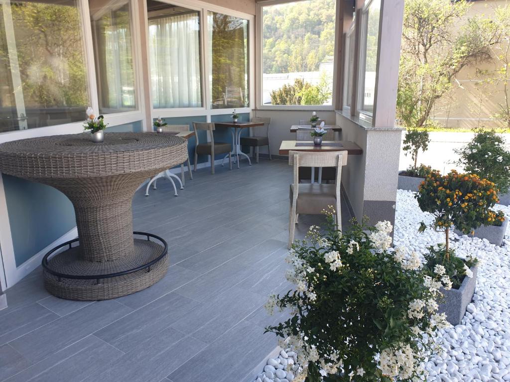 arium di un edificio con tavolo e fiori di Gasthof Niki a Kapfenberg