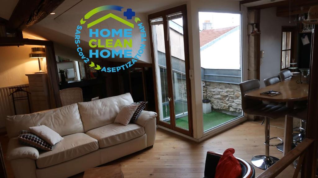 a living room with a couch and a sign that reads home clean house at La Casa Victoria -Stanislas area -Suite 65m2 OR Loft 75m2 in Nancy