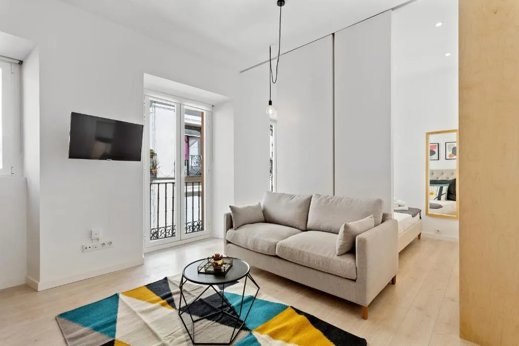 Modern 1 Bed Apt, Sleeps 4 nr Lavapies, Madrid, Spania