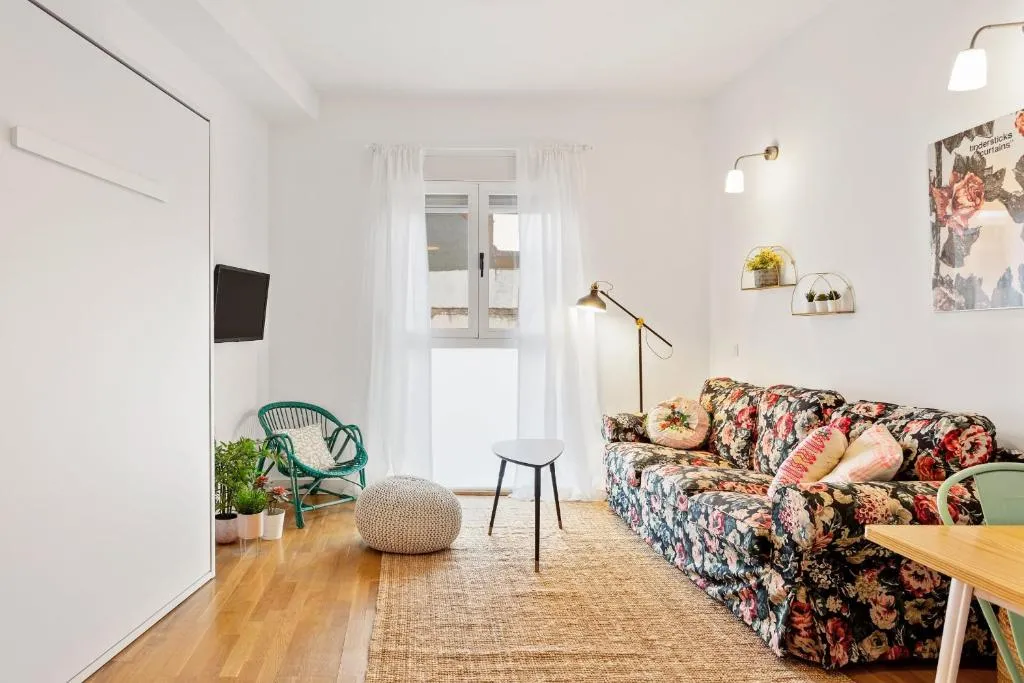 Lovely 1 Bed Apt, Sleeps 5 nr Puente de Vallecas, Madrid, Spain