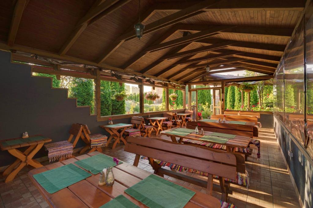 Hotel David with Free Parking - Resim 11