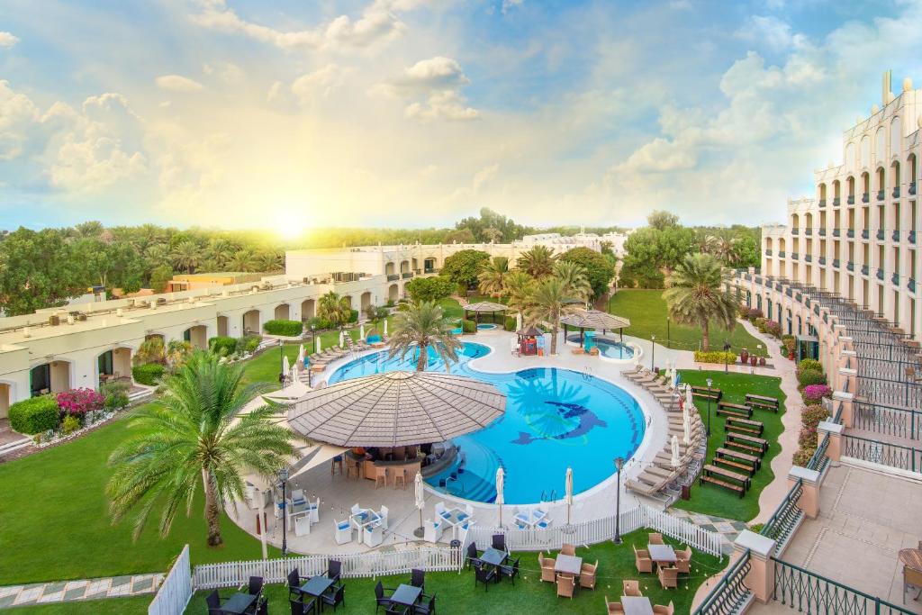 einen Luftblick auf ein Resort mit einem Pool in der Unterkunft Al Ain Rotana in al-Ain