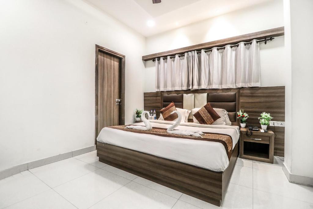 a bedroom with a large bed in a room at Hotel Kings in Amritsar